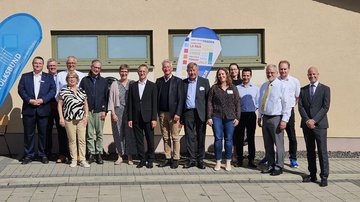 Ein Gruppenfoto mit Menschen verschiedenen Alters.